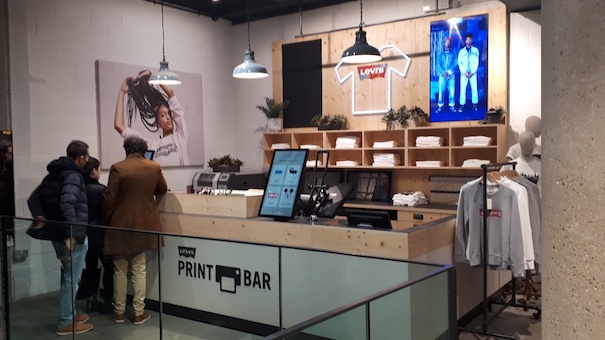 Levi's, personalization first inside its flagship in London - GRA